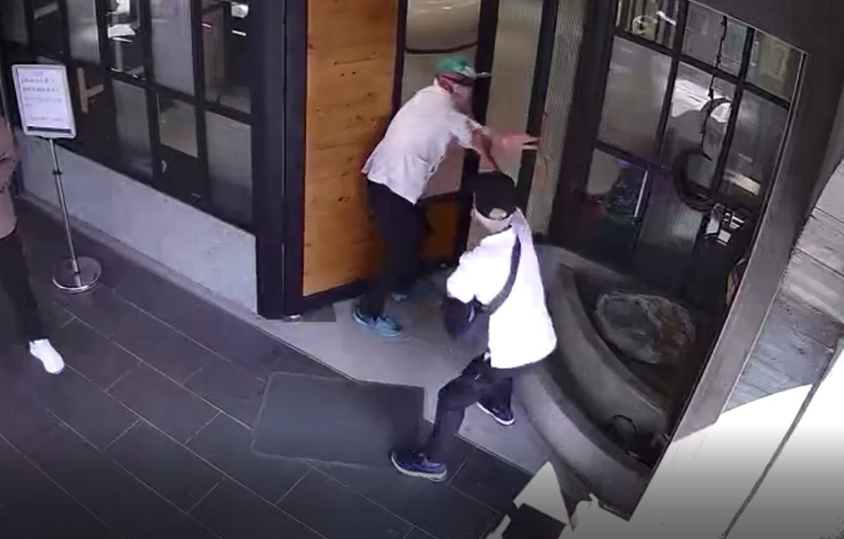 ▲台中市去年7月間驚傳砍人事件，一名鍾姓醫師助理遭到許姓遊民砍傷。（圖／翻攝記者爆料網）