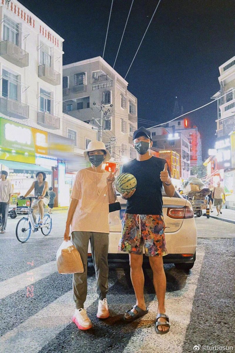 ▲孫儷（左）、鄧超到夜市解決晚餐。（圖／孫儷微博）