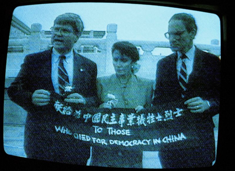 ▲1991年，裴洛西（中間）曾與2位同僚在訪問中國期間，跑到天安門廣場，獻花、拉布條抗議。（圖／美聯社／達志影像）