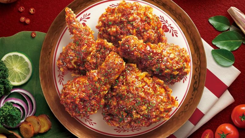 ▲肯德基推出全新泰式口味「冬蔭功坤咔香辣脆雞」，限時開賣一個月，咔啦脆雞加9元可升級。（圖／業者提供）