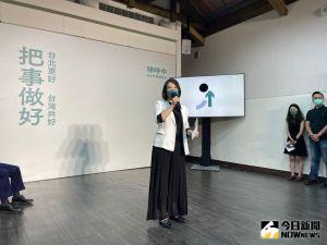 吳思瑤詳細介紹競選主視覺的設計構想。 ▲吳思瑤詳細介紹競選主視覺的設計構想。(圖/記者黃宣尹攝,2022.07.30)