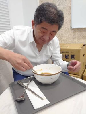 陳時中吃泡麵 ▲陳時中吃泡麵,(圖/翻攝自莊瑞雄臉書)