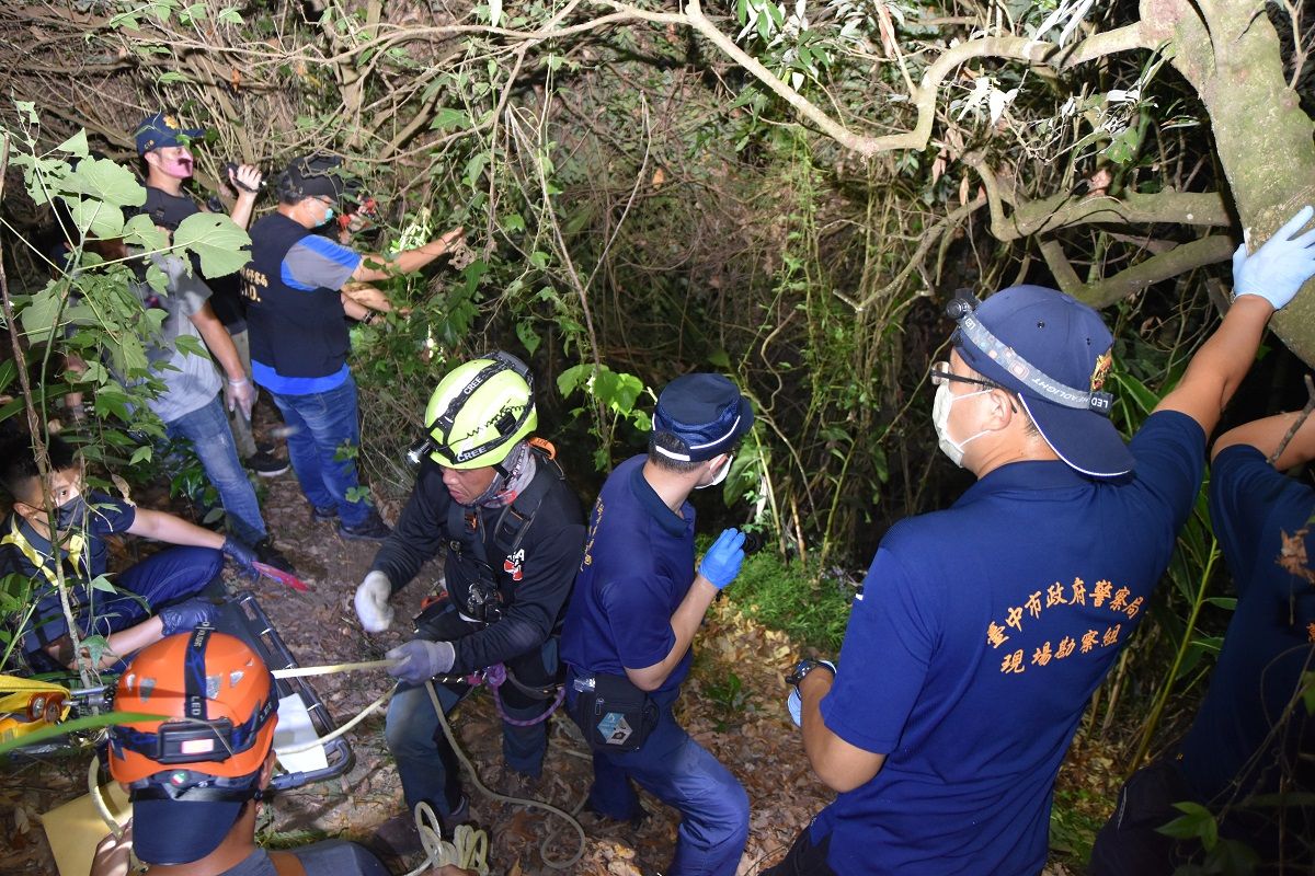 ▲台中警方動員大批人力搜山，發現林姓兇嫌曝屍山谷，手邊還留有一把手槍、41顆子彈。（圖/記者鄧力軍攝）