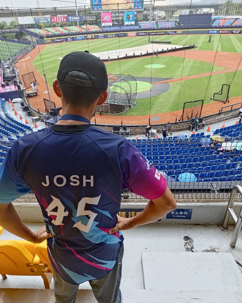 ▲穿著帥氣球衣的Josh，卻只能盯著球場漸漸蓋起帆布，背影充滿落寞又憂心。（圖／台南Josh臉書）
