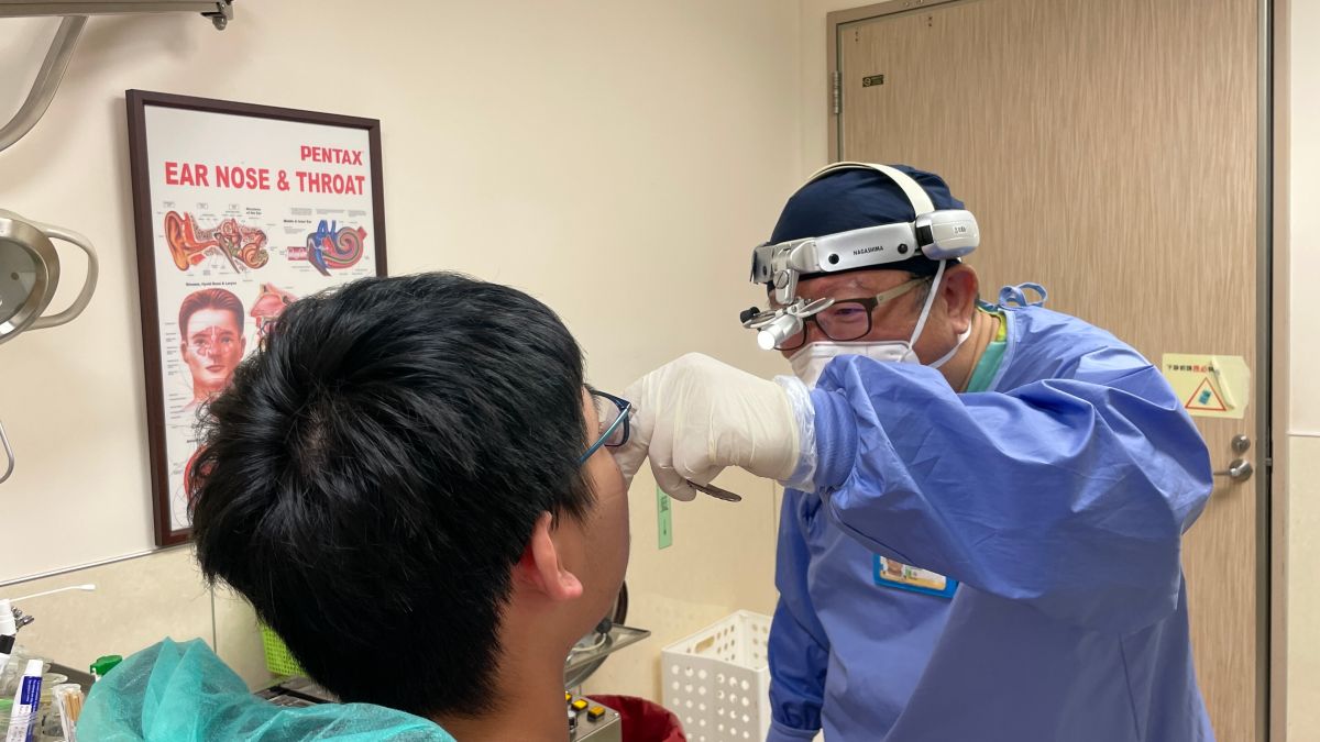 ▲患者鼻腔的呼吸道已經被肥厚的下鼻甲黏膜「堵住」，揪出呼吸困難的元兇為「肥厚性鼻炎」(圖／醫院提供2022.7.30)