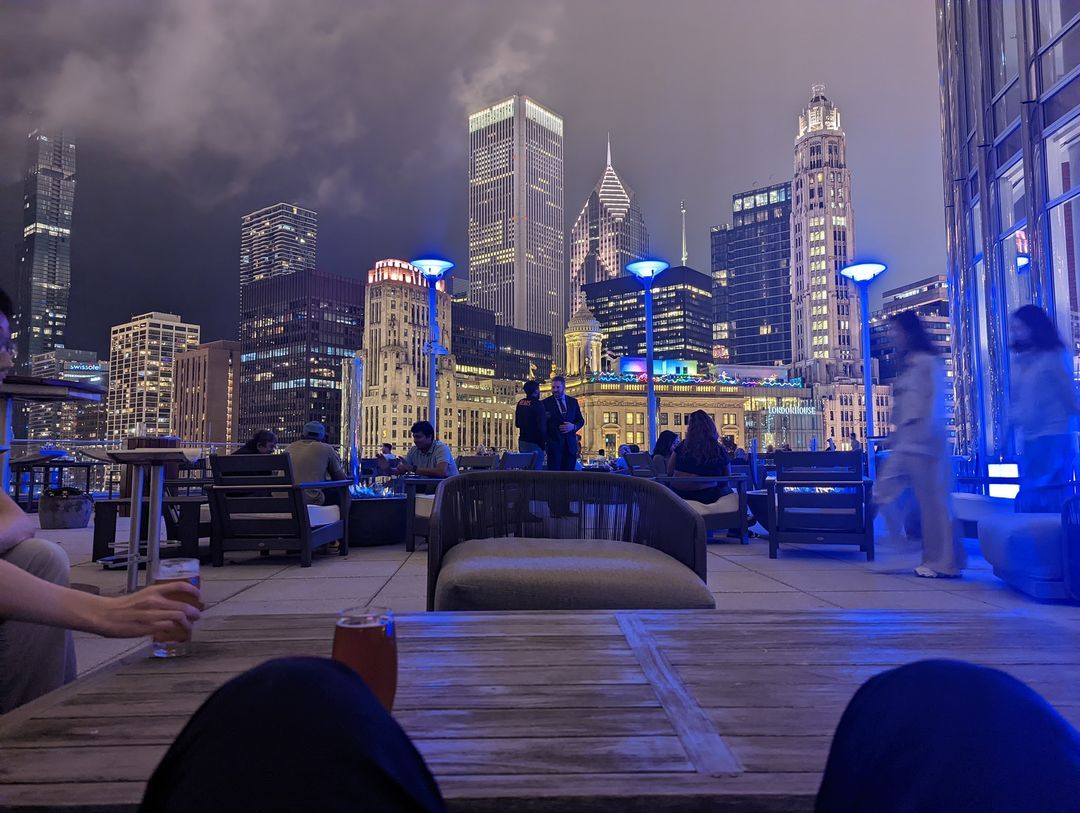 ▲陳柏惟婚後首度發文曬芝加哥浪漫夜景，和他共飲啤酒的卻是只露出手的男子，引起更多揣測。（圖／陳柏惟臉書，2022.07.30）