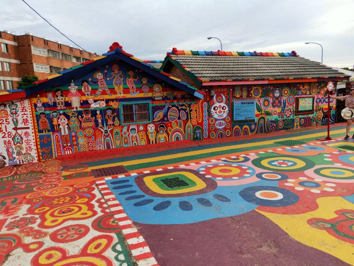 ▲彩虹村牆面有出現龜裂等問題，8月1日起展開加固整修工程，預計明年1月底完工(圖／柳榮俊攝2022.7.30)