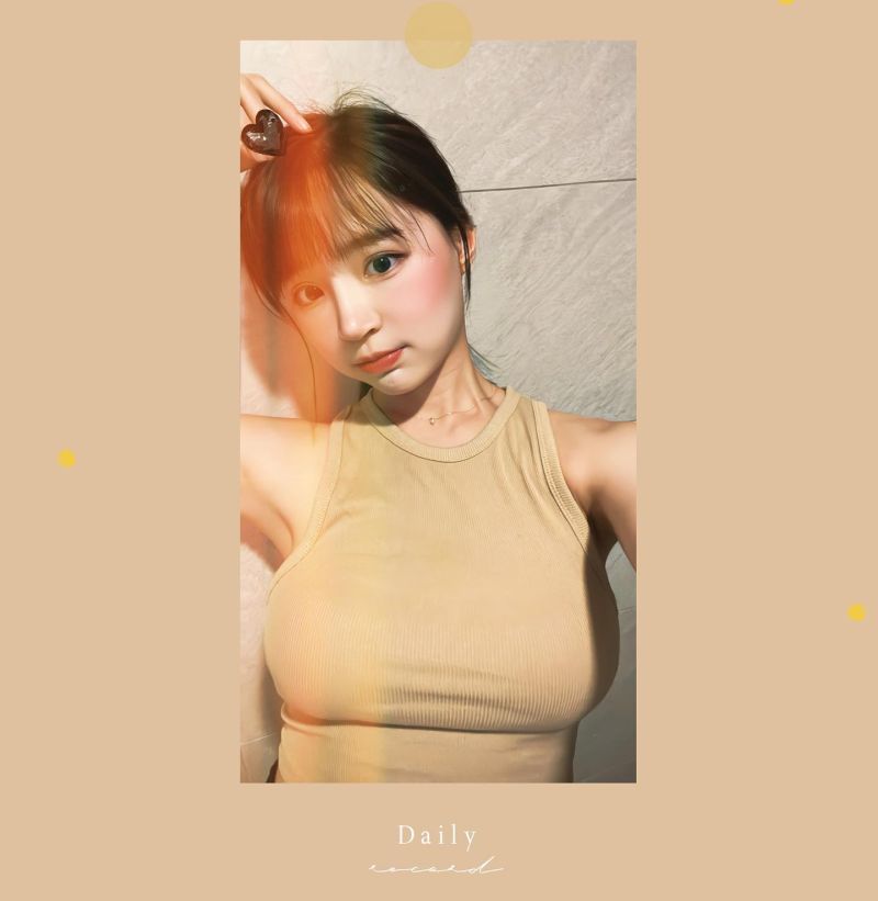 ▲元元在家自拍，好身材成為焦點。（圖／元元臉書）