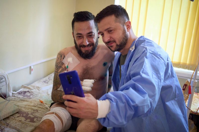 ▲澤倫斯基在敖德薩的醫院探視受傷的士兵。（圖／美聯社／達志影像）
