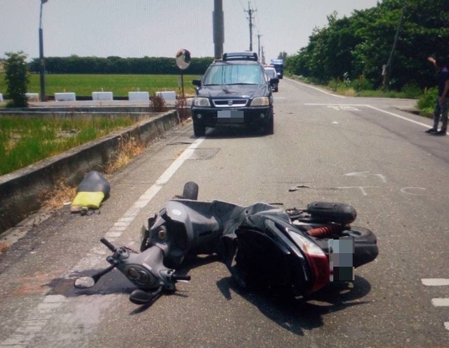 ▲59歲林姓男子騎機車到蕃薯村工作，與吳姓男子駕駛的休旅車撞上，根據監視器畫面顯示，雙方均未減速，林男整個人彈飛撞上電線桿後落入田中，緊急送醫仍宣告不治。（圖／翻攝畫面）