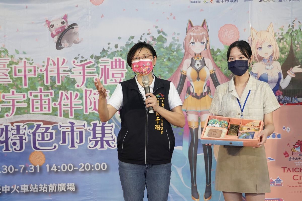 ▲工策會總幹事黃于珊為今年公益聯名禮盒打廣告，歡迎企業中秋送禮踴躍訂購，用行動支持公益。（圖／工策會提供）