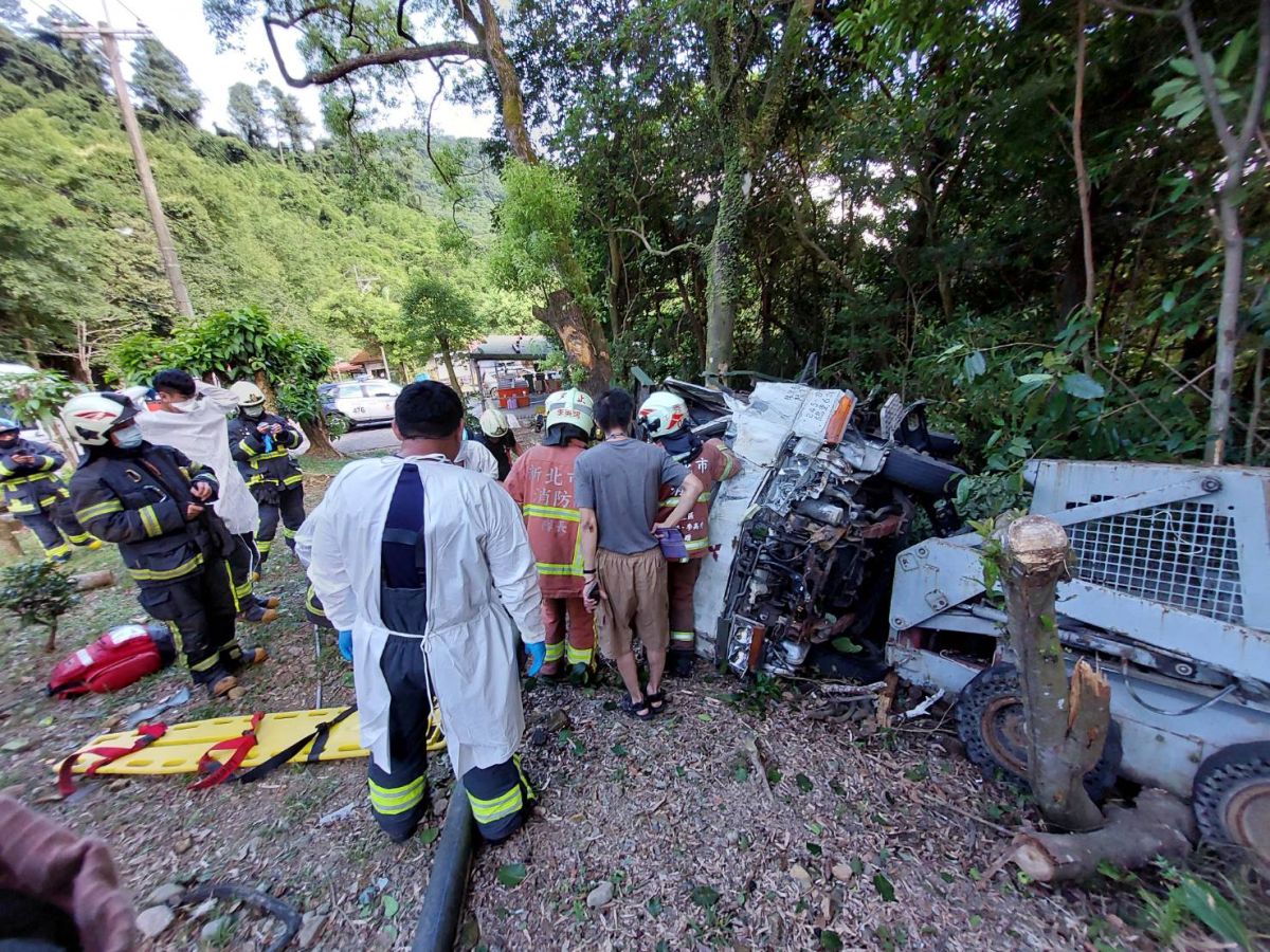 ▲新北市1名男子今天下午駕駛汽車衝下汐止區瑞松街的護欄斜坡下；消防局據報，出動人車搶救出受困車內的60多歲男子，患者骨折，送醫時意識清楚，肇事原因待查。（圖／翻攝畫面）