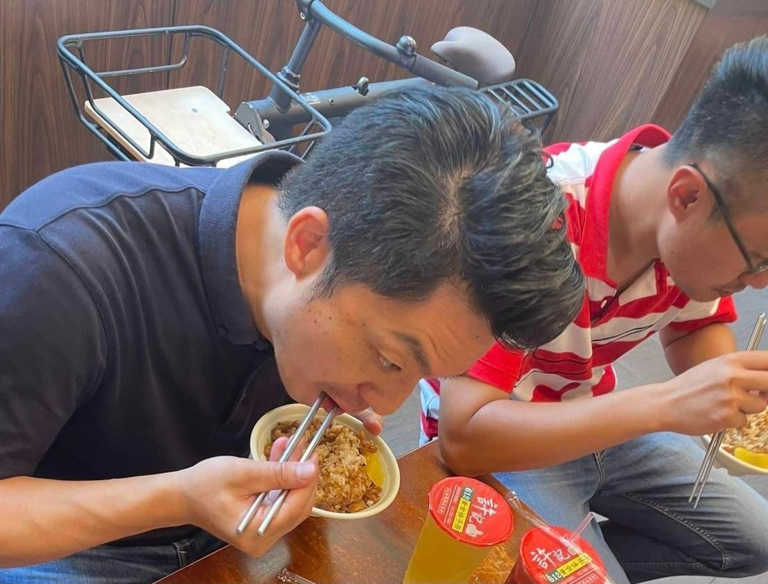 ▲吳沛憶感嘆，蔣萬安為了滅火，特意跑去小吃店，「吃個東西何必那麼辛苦呢」。（圖／翻攝自蔣萬安臉書）