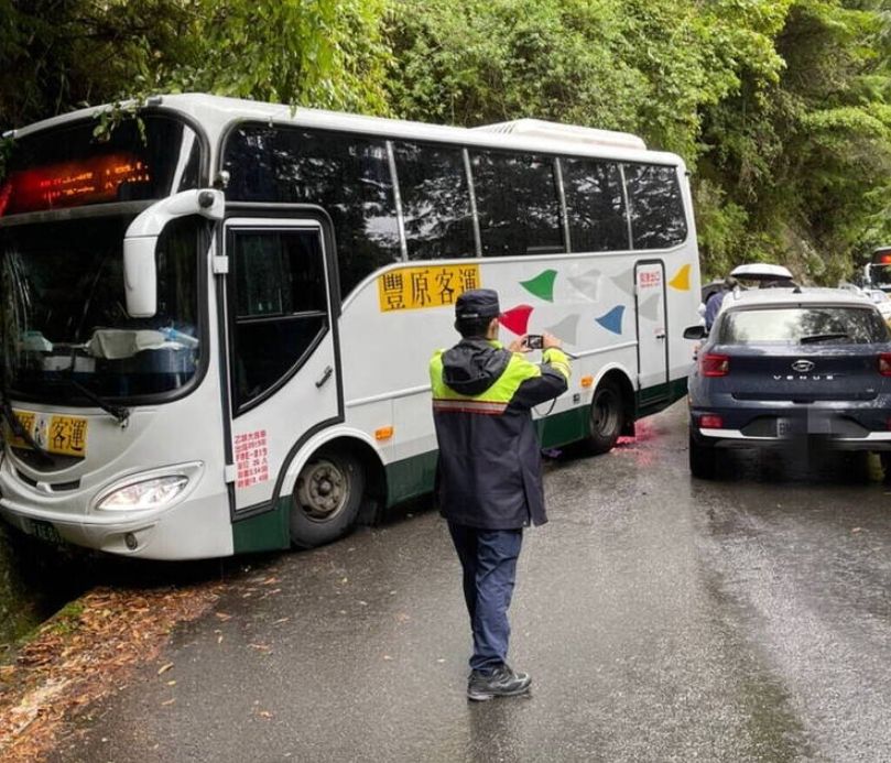 ▲台中市和平區今（30）日驚傳公車自撞事故，大雪山森林遊樂區42.5公里處，一輛豐原客運252路公車疑因天雨路滑，不慎自撞山壁，客運車尾又與對向小客車發生擦撞，造成8名乘客重摔受傷。（圖／翻攝畫面）