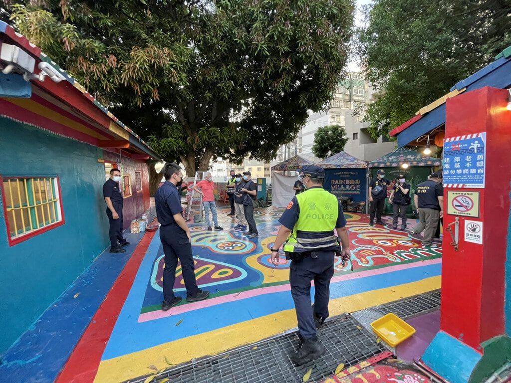 ▲台中市知名文化景點彩虹眷村30日被發現有牆面遭人以油漆塗蓋，毀壞原有創作，市府獲報立刻派人清除，努力恢復原貌，也強調一定會針對破壞者提告。（圖／台中市政府提供）