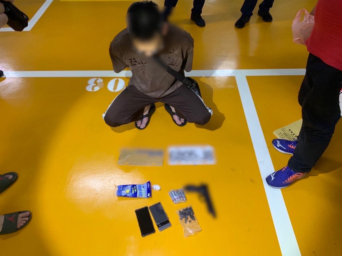 ▲新莊男子不滿被分手，帶著鐵鎚、瓦斯槍衝到前女友住家開槍示威。（圖／翻攝畫面）