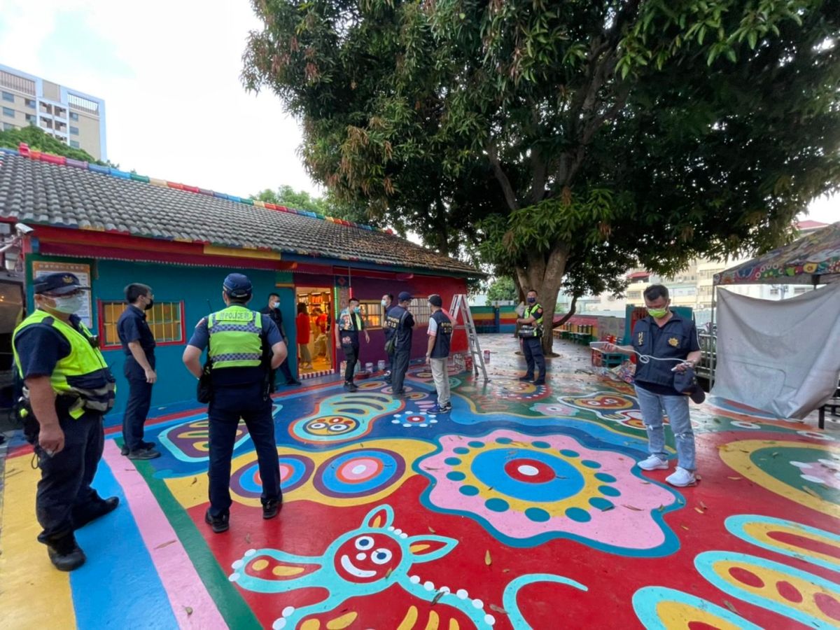 ▲台中市知名景點「彩虹眷村」疑似以油漆塗抹遮蓋現有彩繪牆面(圖／文化局提供2022.7.31)