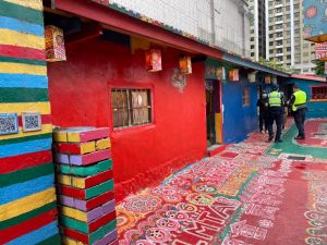 中市「彩虹眷村」遭破壞 市府提告毀損 ▲台中市知名景點「彩虹眷村」疑似以油漆塗抹遮蓋現有彩繪牆面(圖/文化局提供2022.7.31)