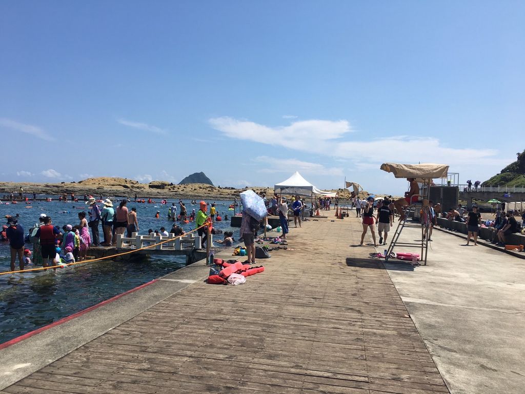 ▲基隆和平島公園內的海水泳池，傳出有中年男子溺水昏迷，所幸緊急送醫後，已恢復意識。（圖/翻攝畫面）