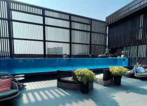 ▲高雄水京棧國際酒店頂樓的戶外透明泳池，讓旅客慕名而來。（圖／Klook提供）