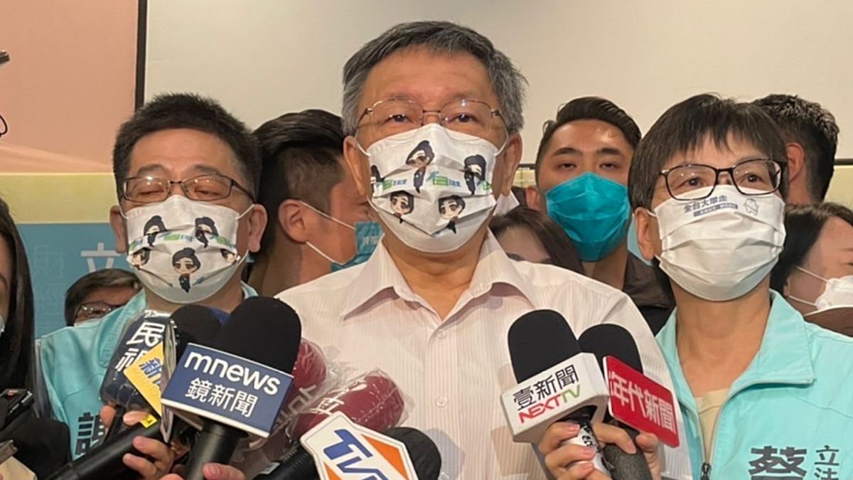 ▲有網友發現陳時中被貼出吃泡麵的照片當天，七年前柯文哲在參選台北市長時也被拍到在超商吃泡麵。對此柯文哲則回應，「相同的廣告手法但不同的內容物，效果還是有差。」（圖／民眾黨提供）