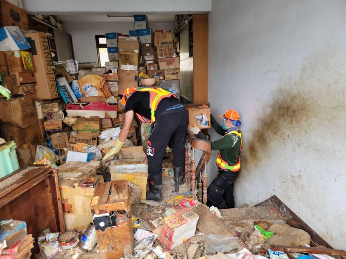 ▲高雄市三民區一處髒亂民宅淪為鼠窩，環保局近5天來，一共出動239名清潔員、近30車次垃圾車及回收車，最終清出31.58噸垃圾。（圖／高雄市環保局提供）