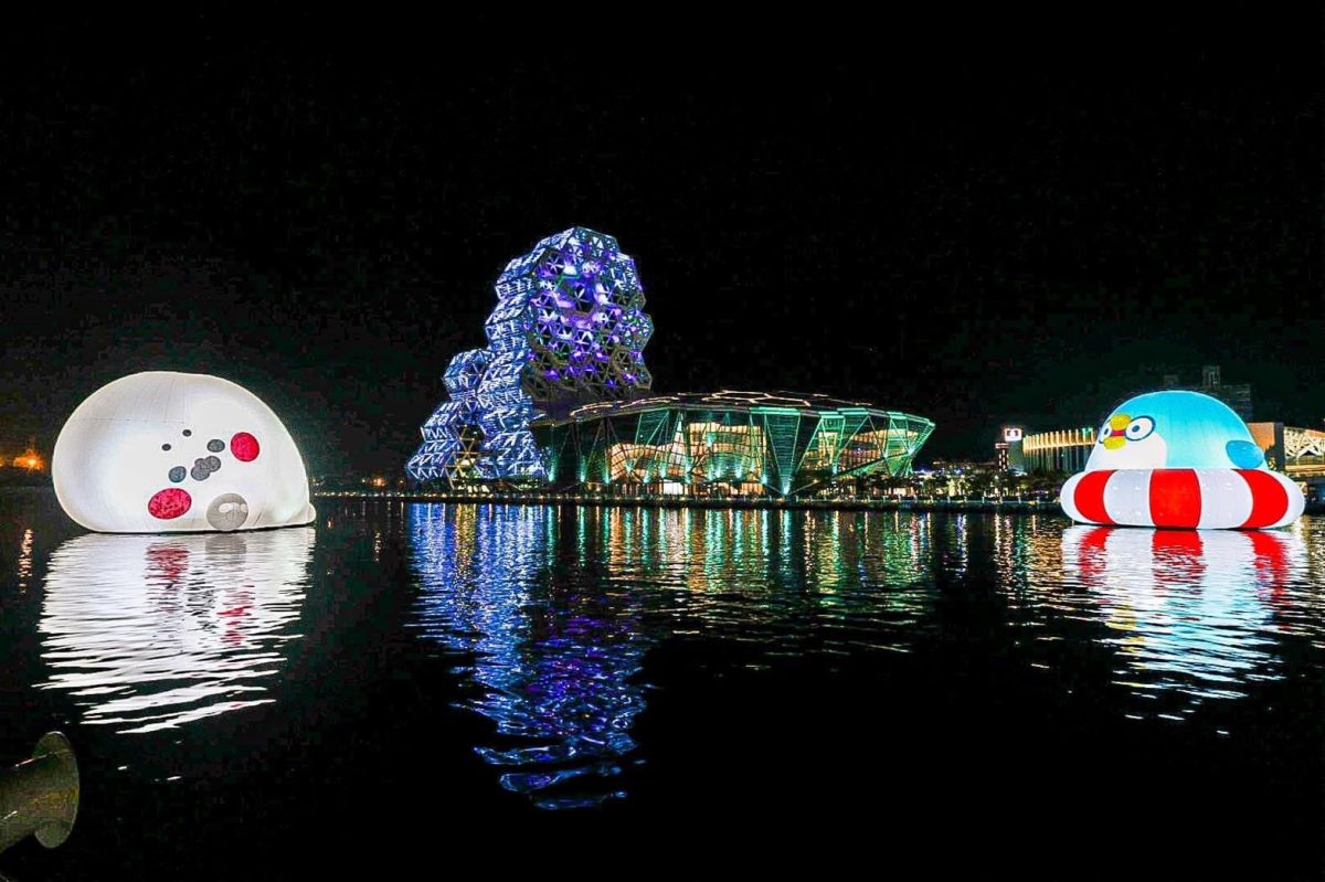 ▲2022文博會在高雄流行音樂中心愛河灣打造「聊療漂漂河」，無所事事小海豹、P P Mini小企鵝、ㄇㄚˇ幾兔、塔仔不正經、可布魯的豆卡頻道和貓爪抓，6隻LINE貼圖明星全員到齊，還有珍珠奶茶一起漂浮，超萌！（圖／莊晉勳FB授權提供）