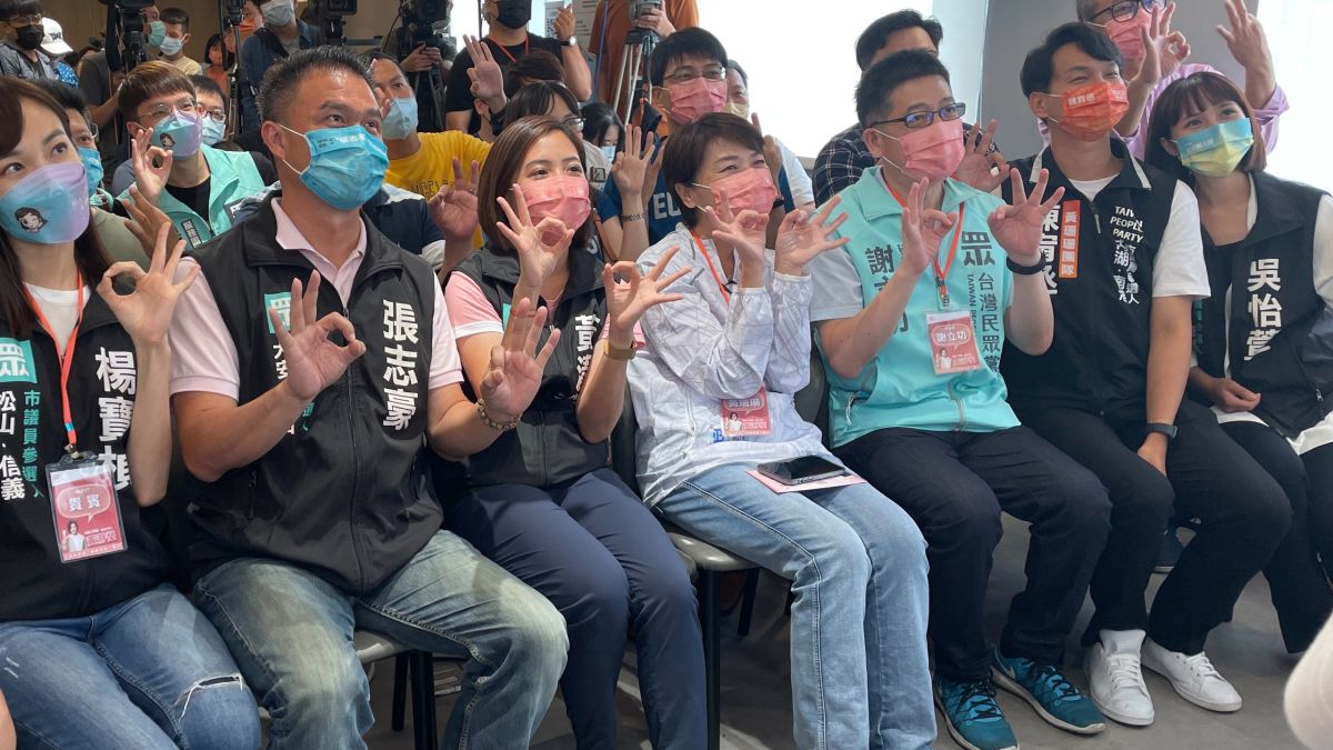 ▲台北市副市長黃珊珊31日參與民眾黨議員參選人「學姊」黃瀞瑩的黨員見面會，並於會後接受媒體訪問。（圖／黃珊珊辦公室提供）