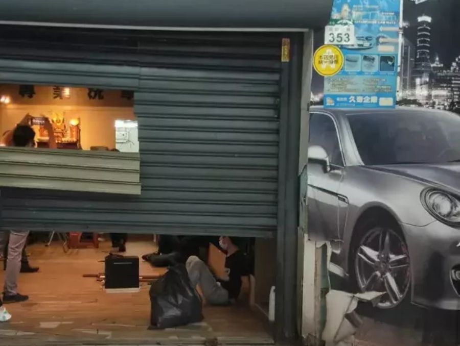 ▲高雄鳳山區1位25歲許姓男子，今（31）日清晨被人當街擄走，警方出動特勤中隊，今日下午荷槍實彈前往前金區一處洗車行破門攻堅，將被擄的許男救出，並現場逮捕嫌犯。（圖／翻攝畫面）