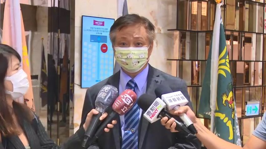 ▲後備憲兵荷松協會自強大會暨推行全民國防教育宣導理事長郭進國受訪表示，只有邀請現任的市長，過去也沒有邀請參選人的慣例。（圖／翻攝畫面）