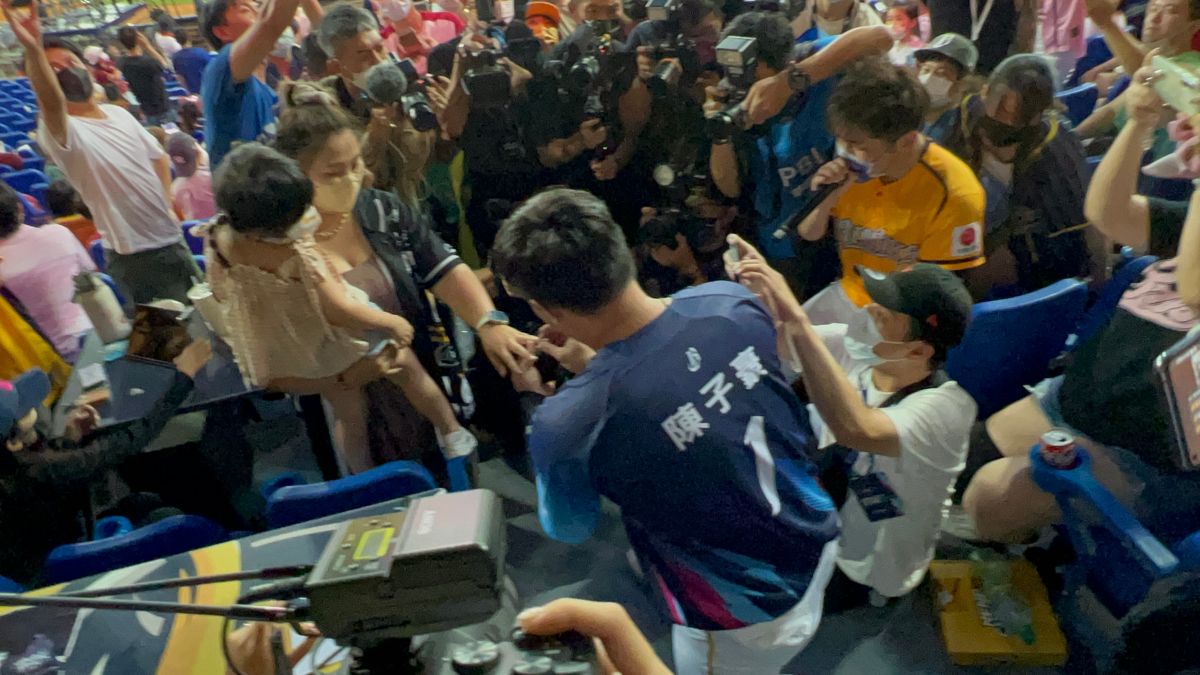 ▲中信兄弟陳子豪浪漫求婚(圖/記者簡名杉攝)