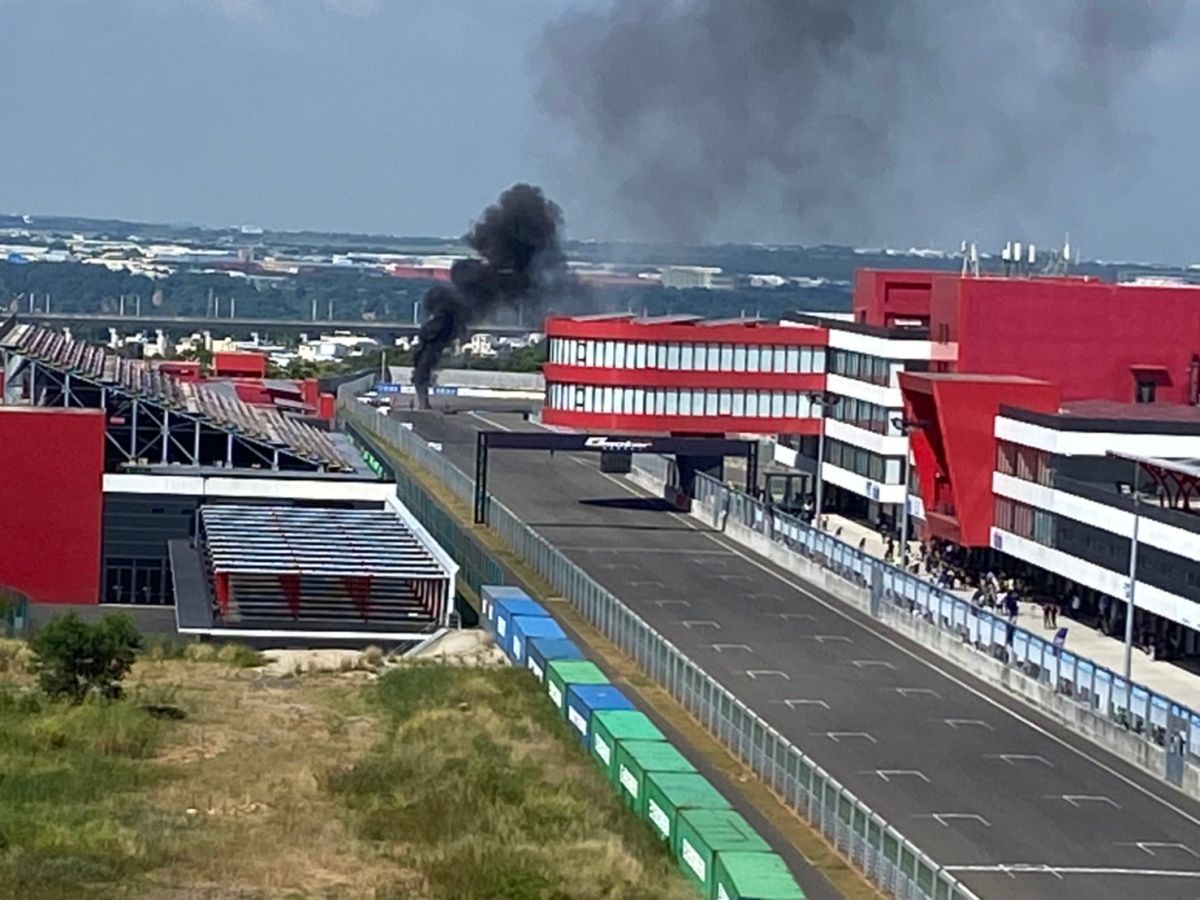 ▲台中麗寶賽車場今（31）日舉行一項重機賽事，一輛重機疑似過彎時自摔，在賽道上起火自燃，冒出濃濃黑煙，讓周圍民眾嚇壞。（圖／翻攝畫面）