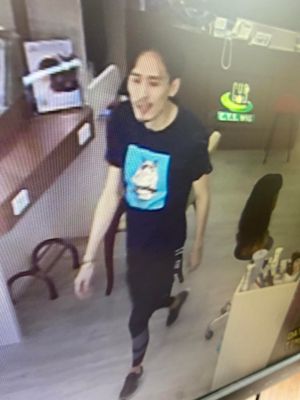 ▲「麻吉弟弟」周立銘日前闖進假髮店要喝水,又跟著走進休息室靠近女店員,讓女店員驚呼「想侵犯我」。(圖/翻攝自爆料公社臉書) ▲「麻吉弟弟」周立銘日前闖進假髮店要喝水,又跟著走進休息室靠近女店員,讓女店員驚呼「想侵犯我」。(圖/翻攝自爆料公社臉書)
