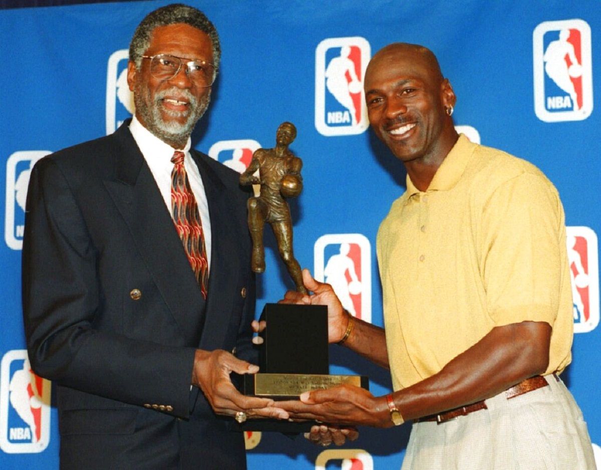 ▲Bill Russell為Michael Jordan頒獎。（圖／美聯社／達志影像）