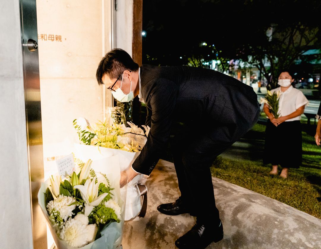 ▲高雄市長陳其邁在8月1日凌晨，如同去年剛上任時一般，以一束鮮花一盞燭光表達和不幸罹難者與勇敢行過的傷者一起，感謝每一位在各自崗位，守護高雄城市安全健康的無名英雄！（圖／截自陳其邁臉書）