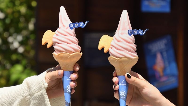 ▲蜷尾家霜淇淋和舒酸定祭出夏天最狂聯名，開發期間限定的新口味「輕莓乳酸霜淇淋」，假日前30名消費加碼買一送一。（圖／業者提供）