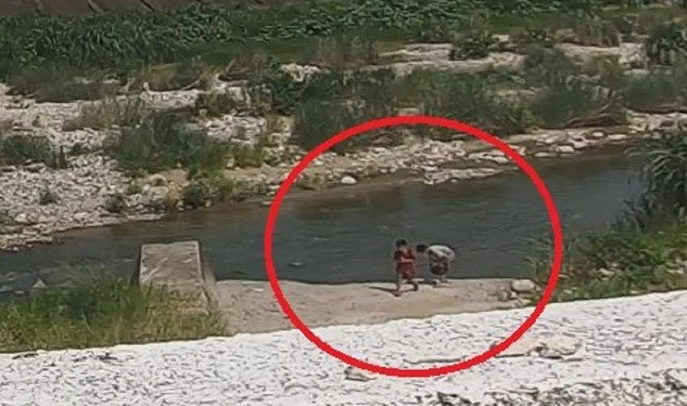 ▲2名小學童聽警察伯伯猛吹的嗶嗶聲~，趕緊穿上褲子準備離開溪水邊（圖/記者鄧力軍翻攝）