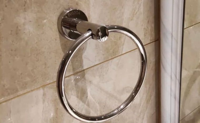 旅館浴室「牆上裝鐵環」？真實用途曝光　眾臉紅：想歪了
