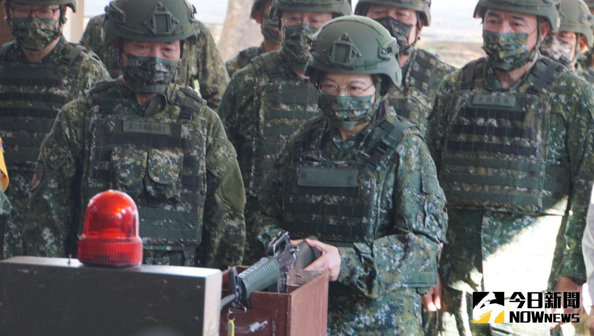 ▲台灣義務役役期確定恢復一年，美國學者表示這是華府長期以來期盼看到的改變。圖為蔡英文總統視導新制教召後備部隊。（資料照／記者呂炯昌攝）