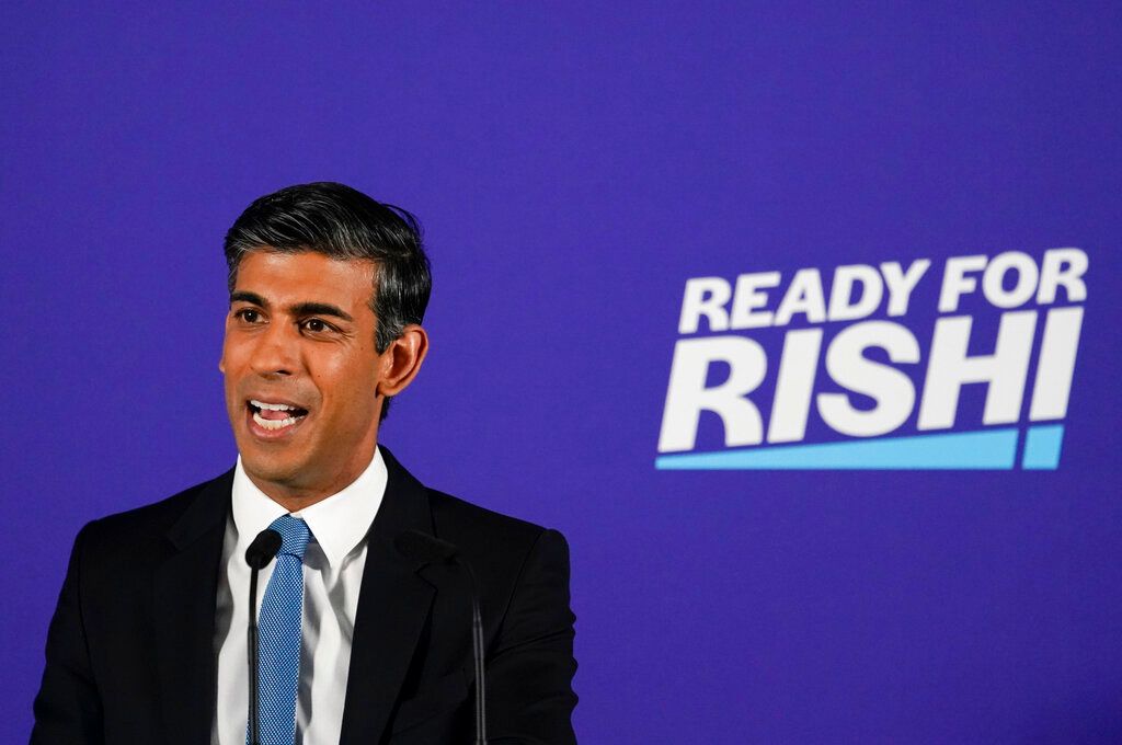 ▲英國執政黨保守黨黨魁選舉。前財相蘇納克7月31日推出減稅政策，與他原本先控制通貨膨脹、降低赤字再減稅的政見明顯不同。（圖／美聯社／達志影像）