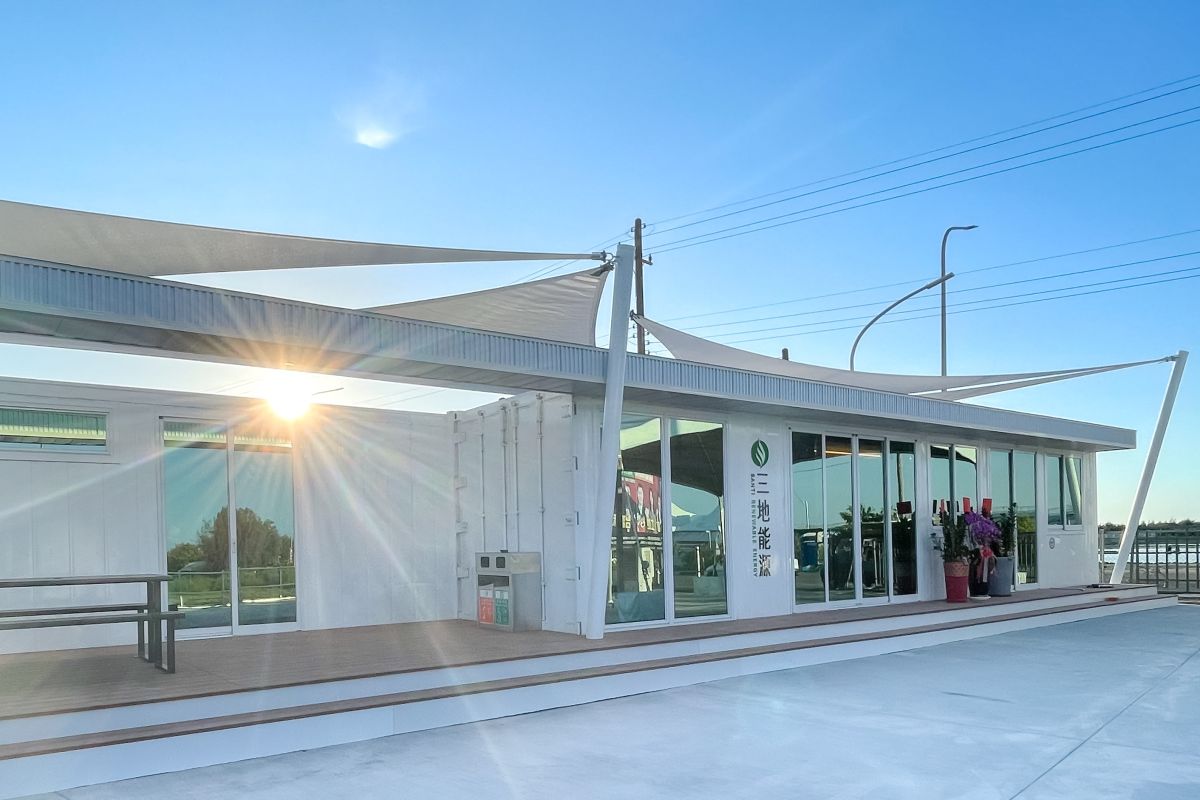 ▲三地能源於台南七股打造全台最大160MW漁電共生案場，預計明（2023）年第一季完工併網發電。圖為在當地設立的辦公室。（圖／三地能源提供）