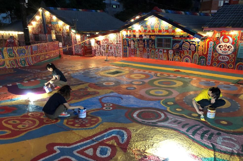 ▲魏丕仁出示創作團隊日夜工作畫面，強調塗漆的部份皆非彩虹爺爺原創。（圖／魏丕仁提供，2022.08.01）