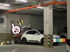 ▲劉芯彤發現年輕師傅將保時捷當作貨車，讓她忍不住驚呼「是誰說，要有錢就是要好好唸書的？有一技之長才是現在成功的最佳關鍵呀」。（圖／翻攝劉芯彤臉書）