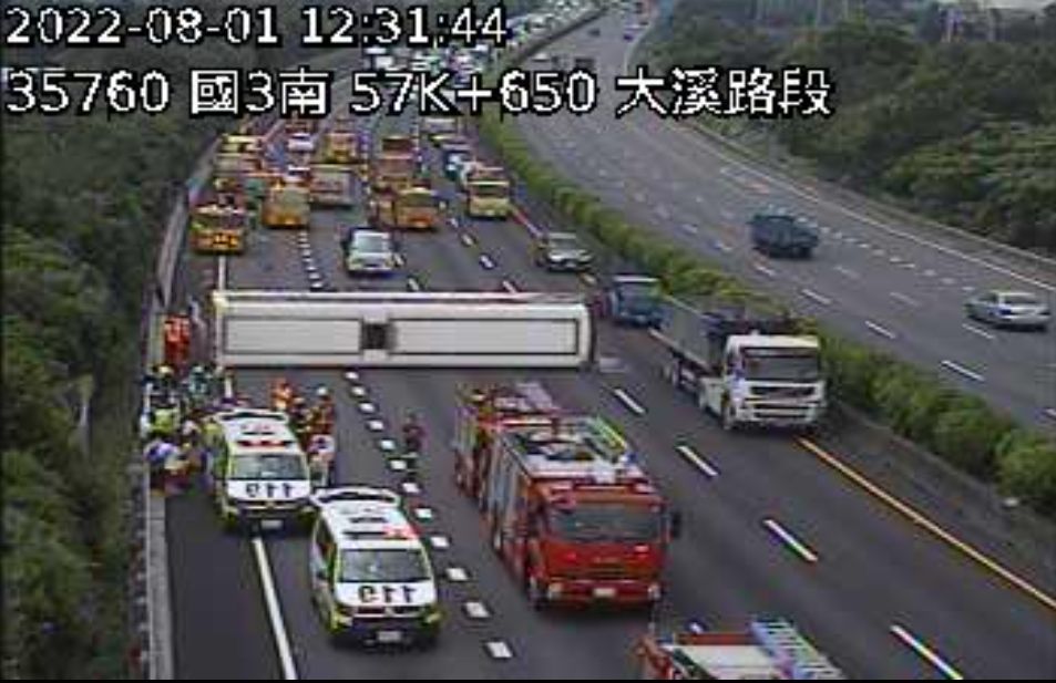 ▲1至7月國道32件死亡事故共奪37命，有8件「未繫安全帶」。（圖／翻攝國道監視器）