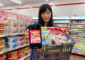 ▲7-11自8月4日起大手筆祭出中元回饋,會員單筆消費滿200元折25元、最高滿711元折100元,不限支付工具,包括使用現金支付。(圖/業者提供) ▲7-11自8月4日起大手筆祭出中元回饋,會員單筆消費滿200元折25元、最高滿711元折100元,不限支付工具,包括使用現金支付。(圖/業者提供)