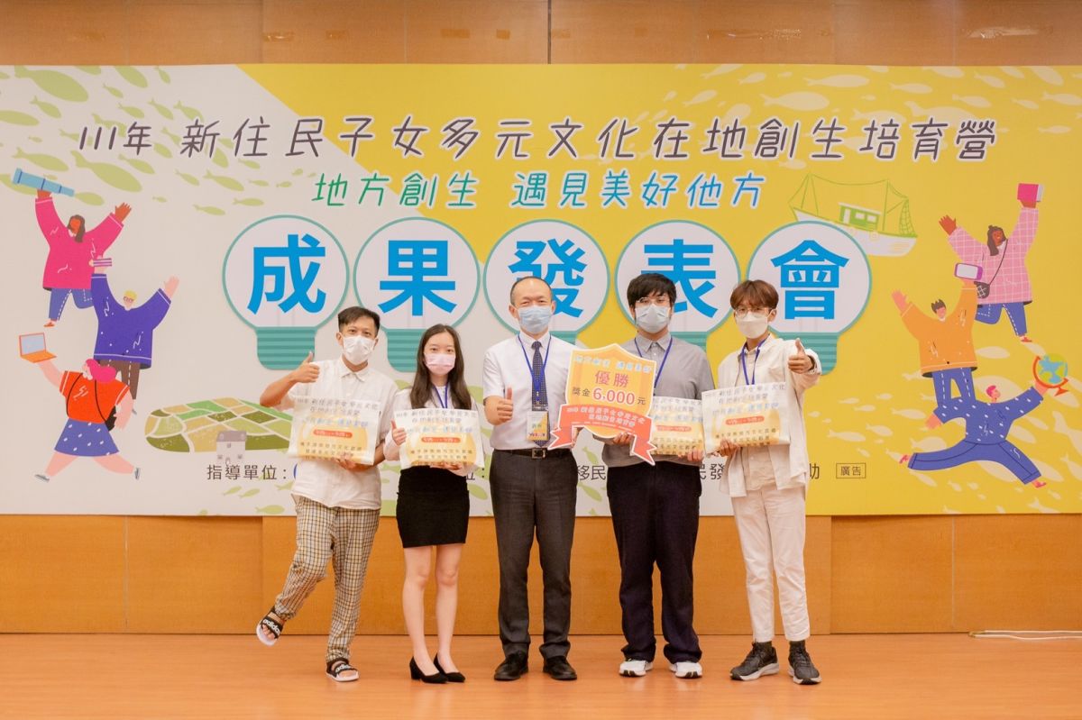 ▲移民署謝文忠主任秘書頒發優勝獎項予獲獎學員。（圖／移民署提供）