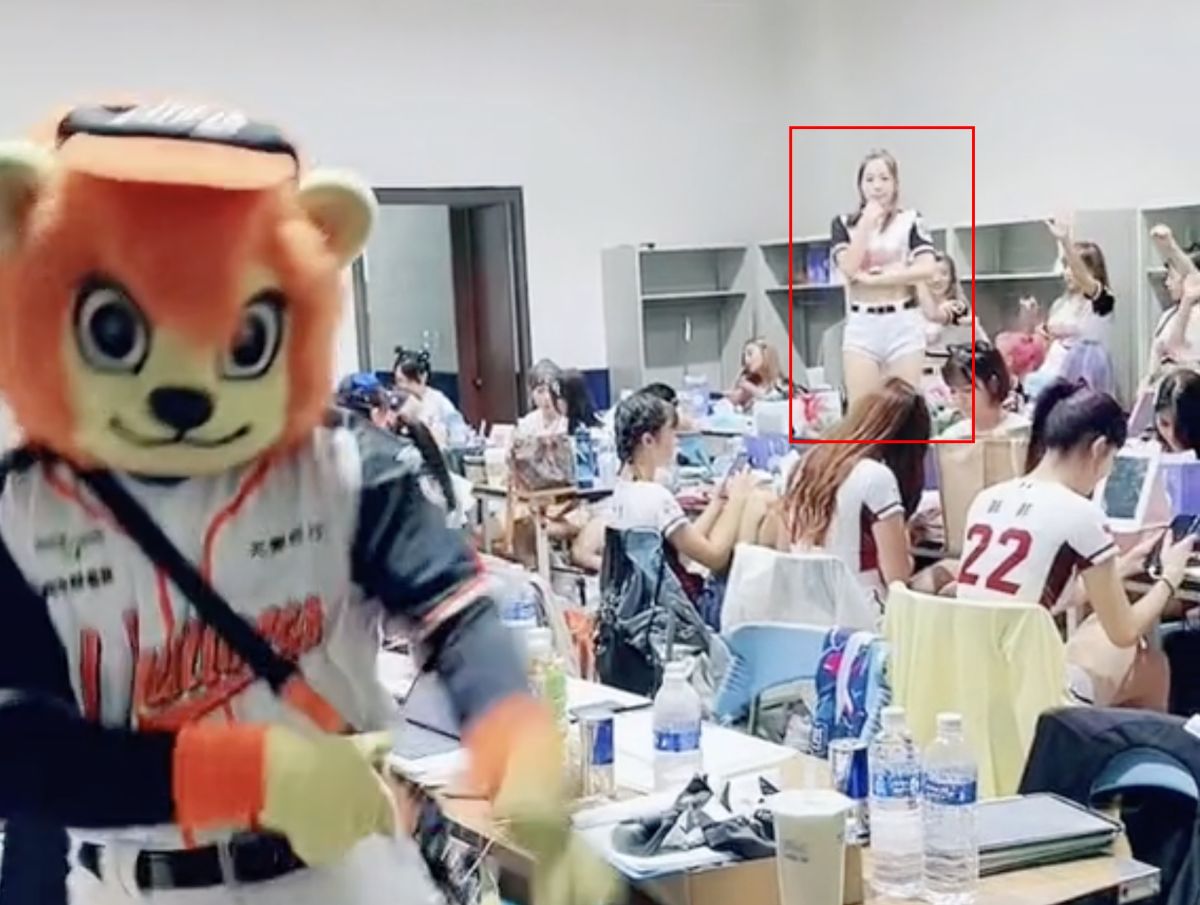 ▲近日，Tik Tok上就有一段影片超夯，統一獅吉祥物萊恩亂入啦啦隊的休息室，結果後方出現亮點。（圖/Tik Tok@萊恩）