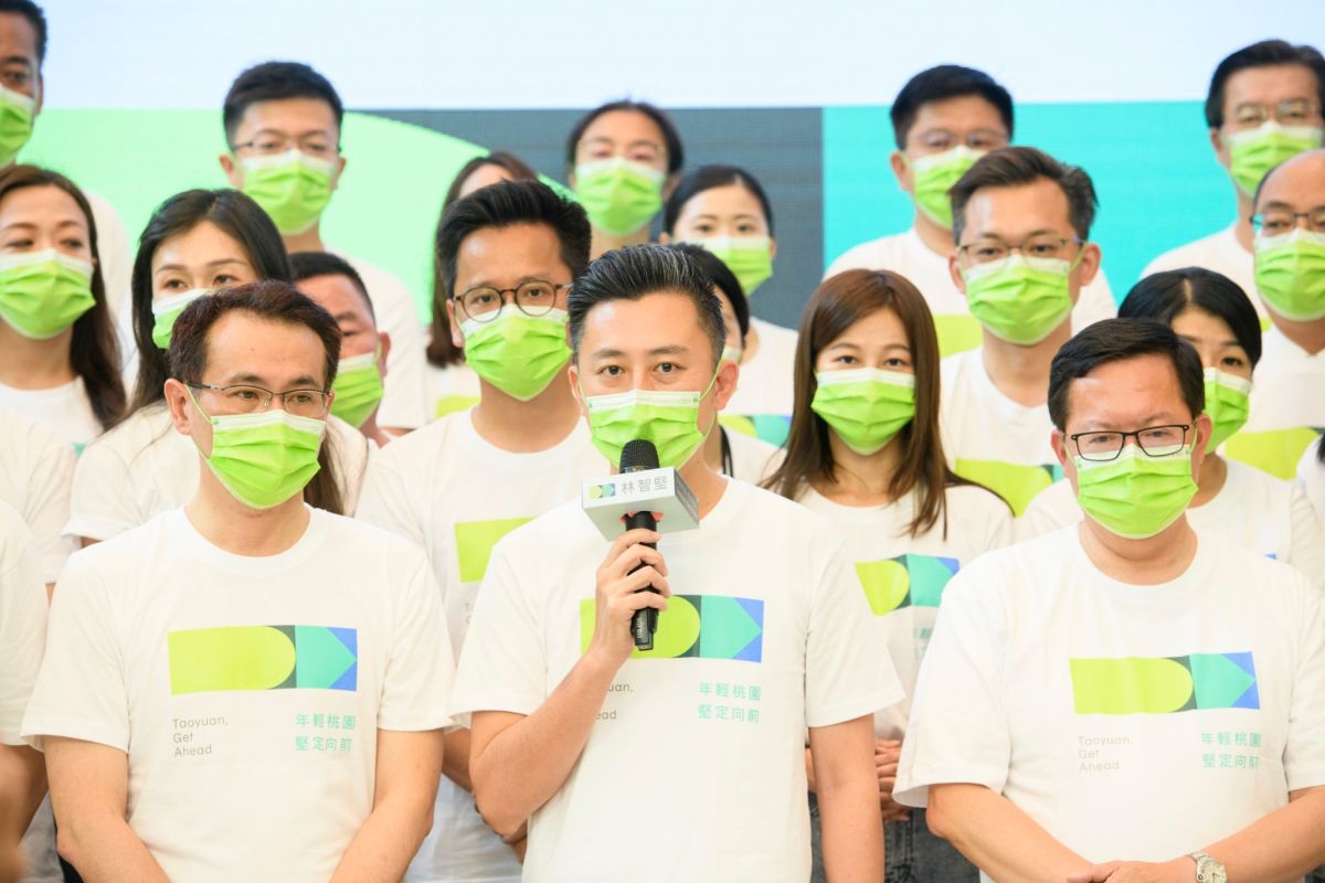 ▲被問到民進黨是否定調由陳明通來就論文門，鄭運鵬否認表示，「這當然是尊重老師，這跟民進黨沒有關係。」（圖／林智堅辦公室提供）