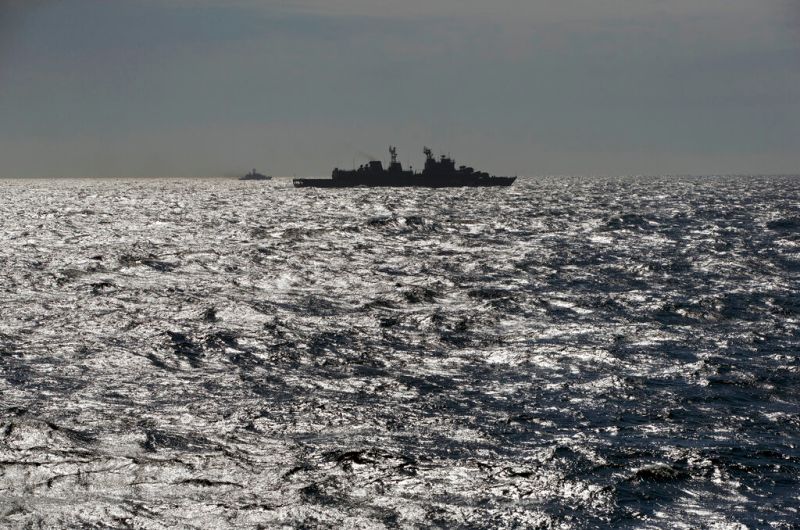 ▲羅馬尼亞國防部表示，軍方昨晚執行爆破作業，將一個漂流到羅馬尼亞黑海沿岸附近的水雷引爆。圖為北約軍艦在羅馬尼亞附近的黑海海域進行演習。（圖／美聯社／達志影像）
