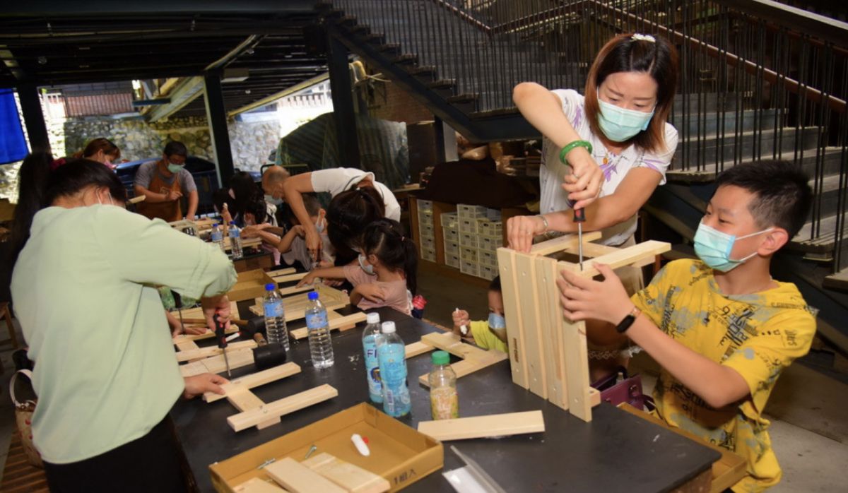 ▲多元族群歡慶父親節，參與活動的的新住民及原民親子DIY手作木椅。（圖／縣府民政處提供）